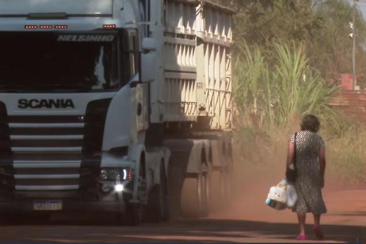 Para fugir de fiscalização, caminhões invadem ruas de bairro e causam transtornos para moradores de MS