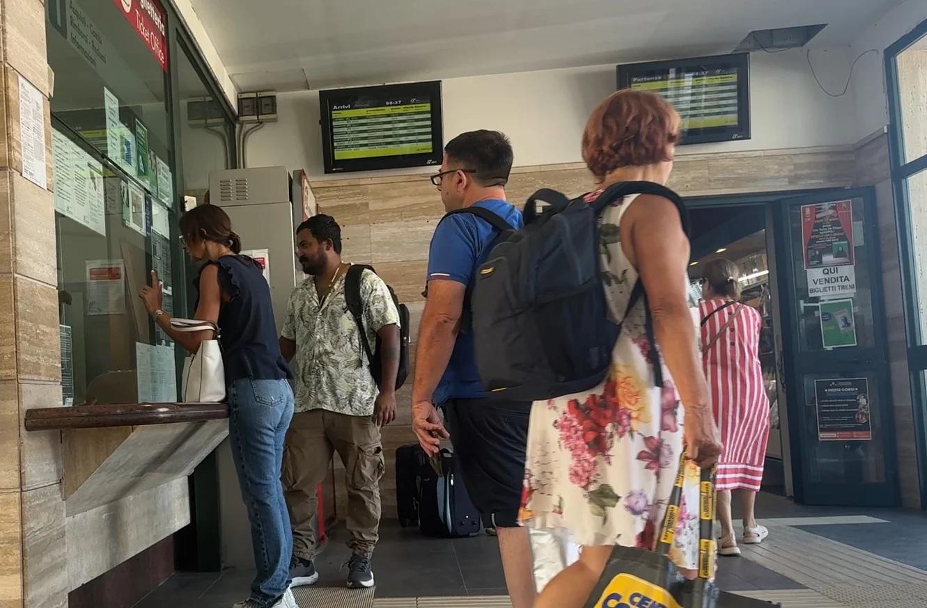 Caos treni sulla Tirrenica: sabotaggio alla fibra ottica manda in tilt la circolazione. Traffico in ripresa