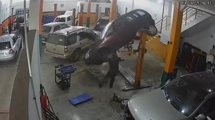 VÍDEO: carro despenca de elevador em oficina mecânica e quase esmaga funcionário em SC