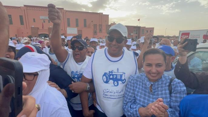 بالصور.. عشرات المتعاطفين والمناضلين يرافقون حنيش في حملته الانتخابية بالعزوزية