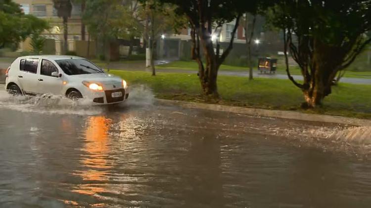 Porto Alegre tem chuvarada, granizo e muito vento; uma criança morre e interior registra alagamentos