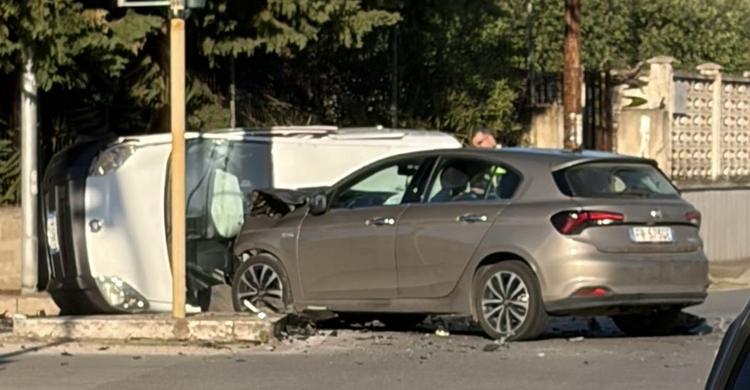Bari, paura al quartiere Loseto: mezzi ribaltati ma nessuna conseguenza
