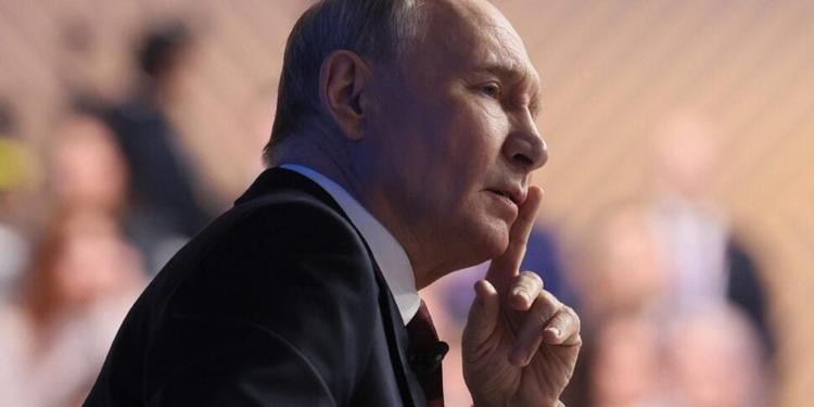 Putin: "Nessuna ragione per vedere Zelensky". E attacca l'Ue. L'allarme di Starmer: Mosca può attaccare la Nato nel 2030