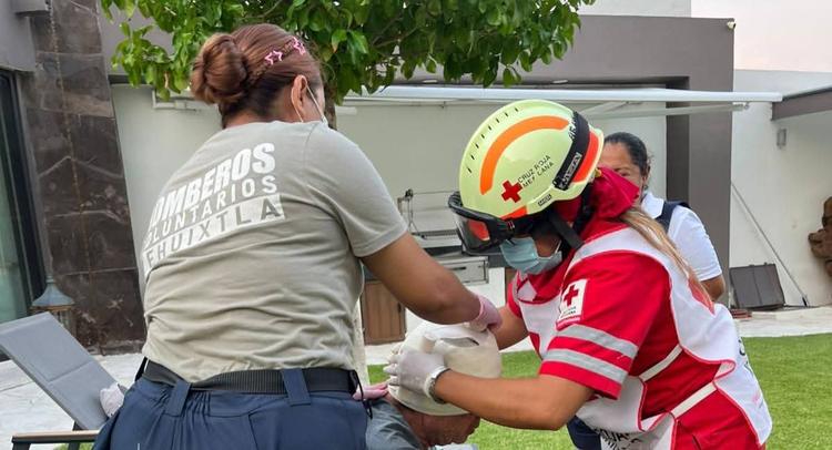Se le resbala el paso: Turista cae de escaleras en Tequesquitengo