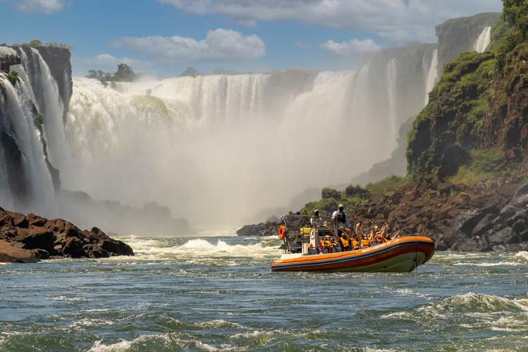 Passeio de barco do Parque Nacional do Iguaçu é suspenso após morte de turista holandês