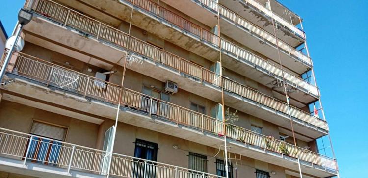 Si getta dal balcone coi 3 figli. "Aveva già avuto delle crisi"