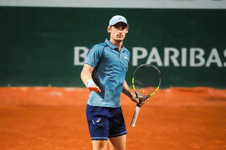 Roland-Garros en direct : Valentin Royer défie Novak Djokovic