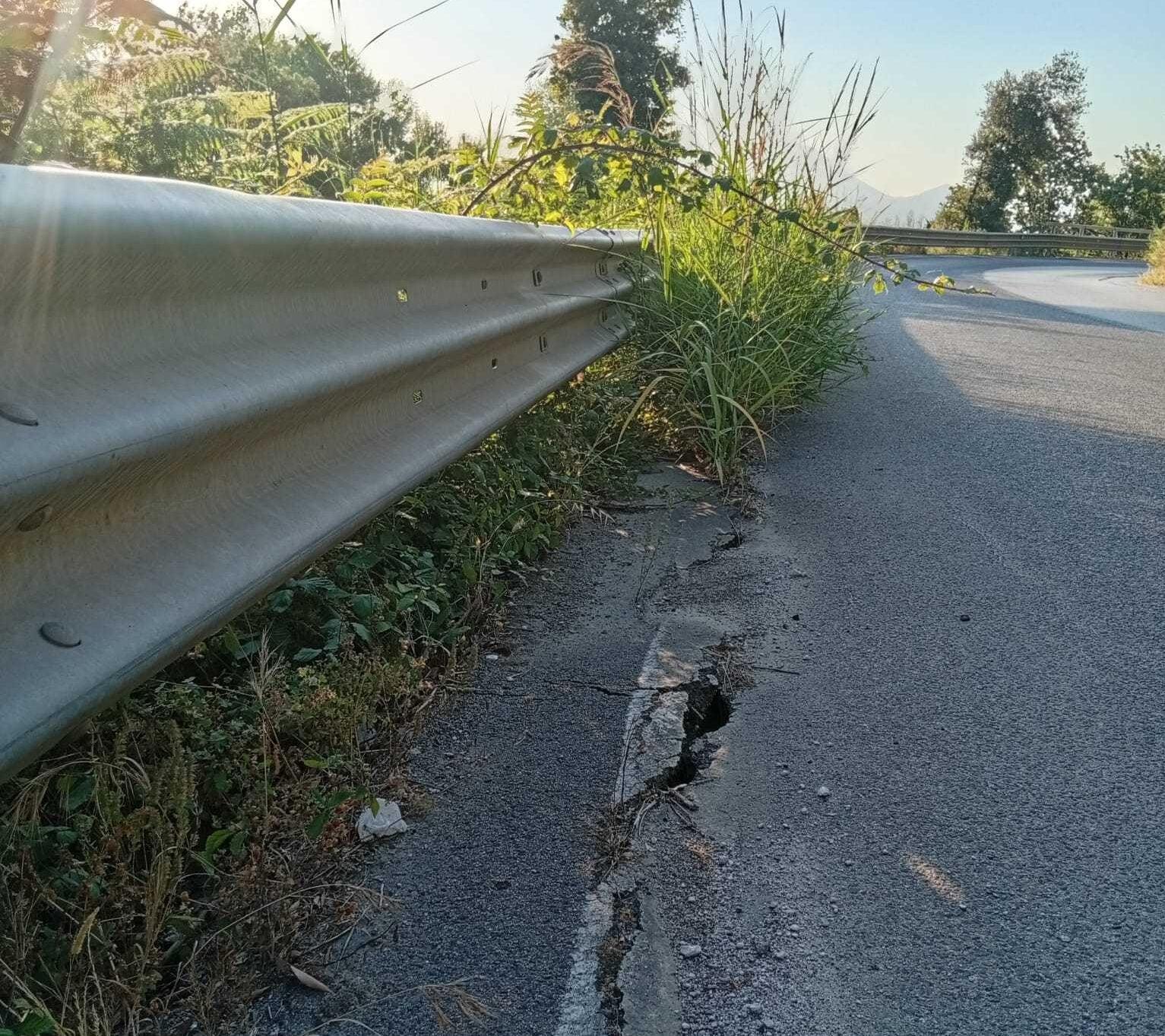 S.S. 18 tra Policastro e Torre Orsaia: solchi sull’asfalto e incuria, scatta la segnalazione urgente
