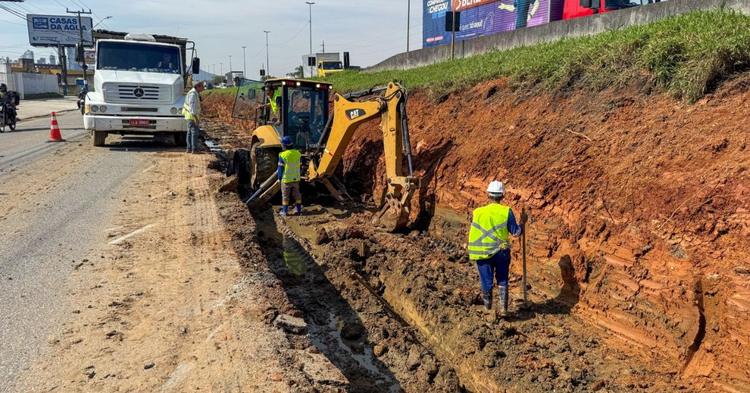 Obra de R$ 2,6 milhões que vai mudar as alças da BR-101 entra em fase de drenagem em Balneário Camboriú