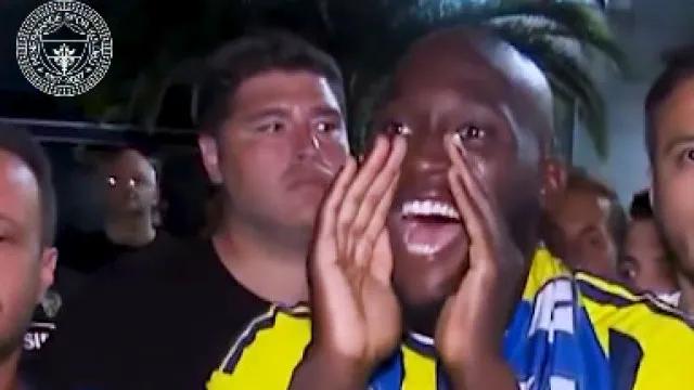 Lukaku troca Napoli pelo Fenerbahçe e é recebido com festa em Istambul