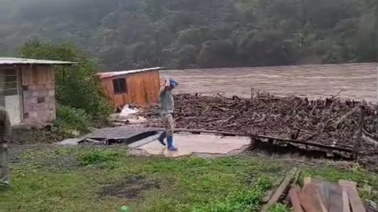 'Quando não são vidas, a gente dá um jeito', diz dono de casa arrastada por rio no RS; veja momento em que estrutura é arrancada
