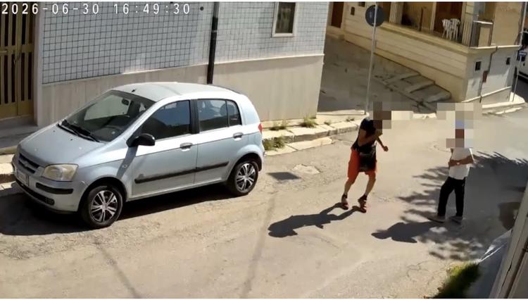Apricena, tenta di strappare la catenina a un anziano: lui reagisce e lo mette in fuga