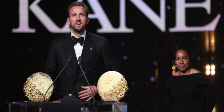 Pallone d'Oro, Harry Kane trionfa nella "sua" Londra. Il 33enne premiato anche come miglior attaccante
