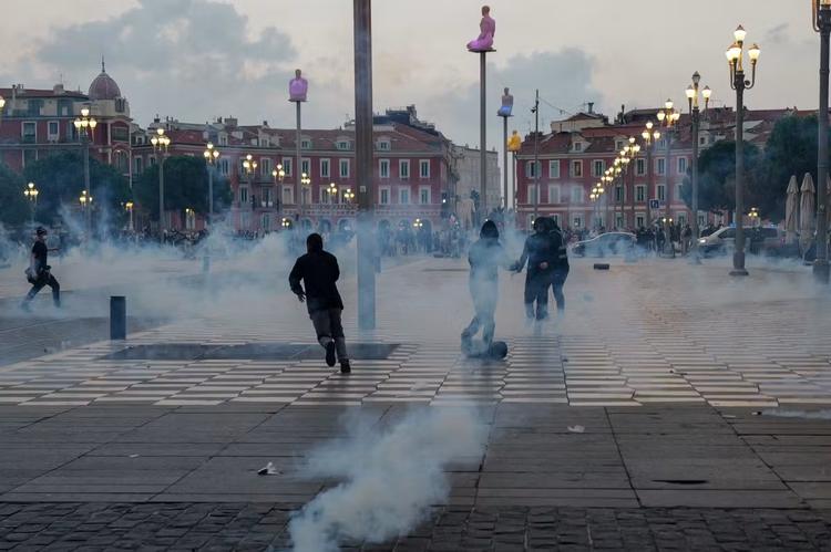 França endurece regras contra protestos em meio a onda de manifestações