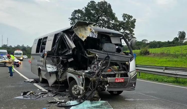 Micro-ônibus tem lateral destruída após acidente com carreta na Rodovia João Beira, em Jaguariúna