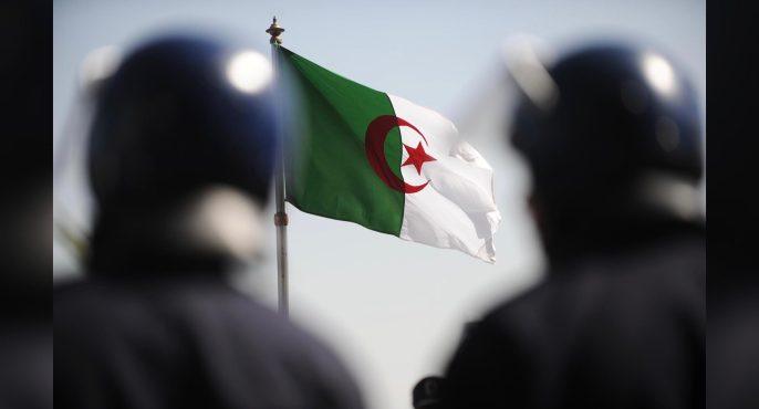 أمن الكابرانات يستجوب مؤثرة مغربية بسبب “لايڤات” مع جزائريين