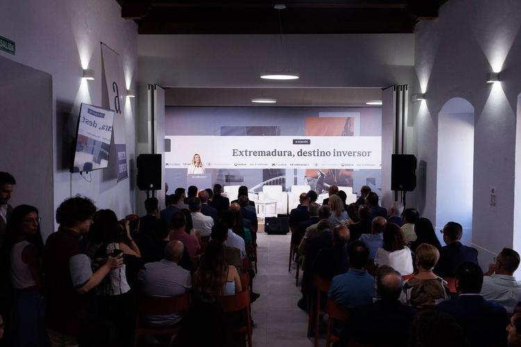 Público asistente durante la clausura de María Guardiola, presidenta de la Junta de Extremadura.