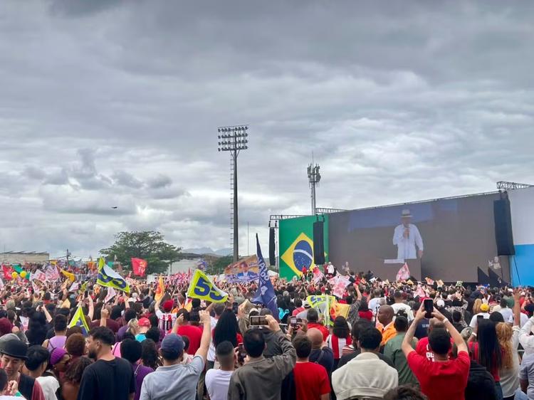 Em campanha no Rio, Lula diz que está cansado de ouvir Trump e Putin falarem em guerra