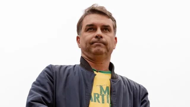 Assessora de Flávio Bolsonaro negociou liberação de emendas com miliciano do caso Marielle