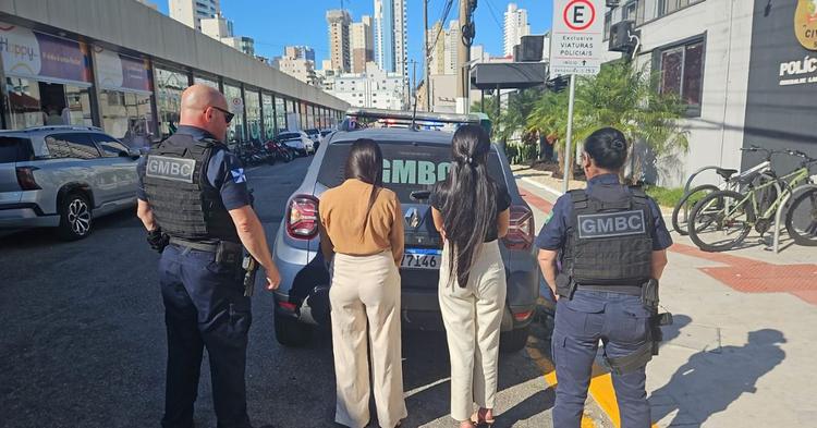 Golpe do emprego falso: mulheres são presas ao enganar vítimas em Balneário Camboriú