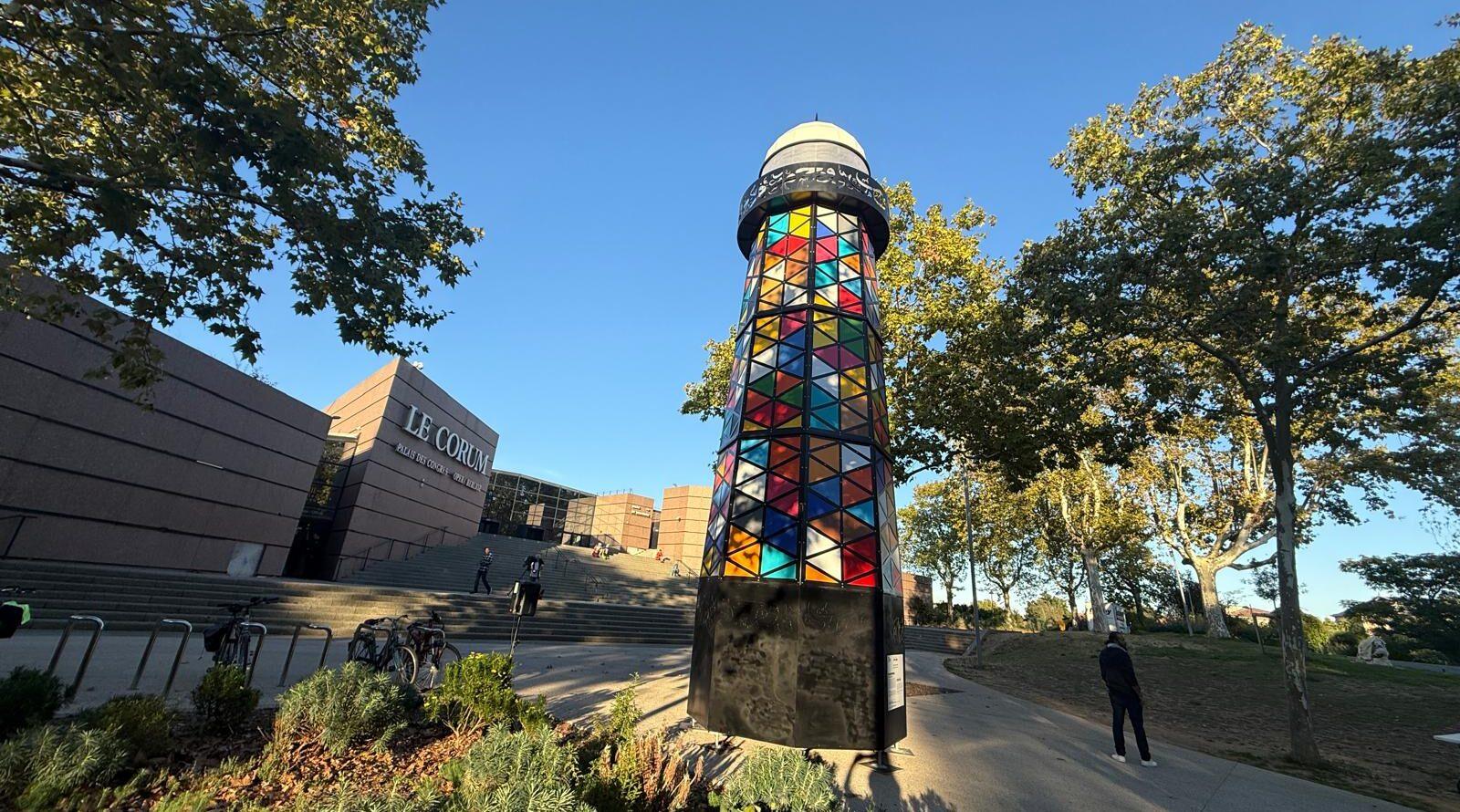 Un grand phare multicolore s’illumine sur l’Esplanade Charles-de-Gaulle à Montpellier