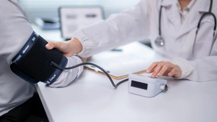 Os segredos de um cardiologista para conseguir baixar a pressão arterial