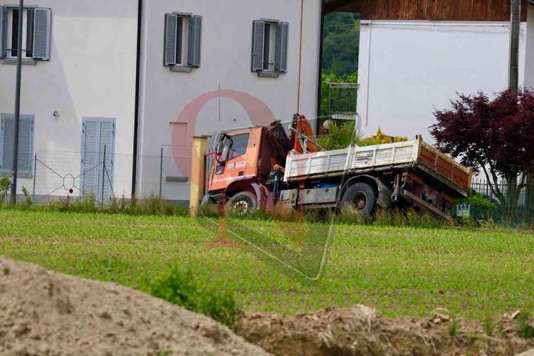loranze camion perde escavatore