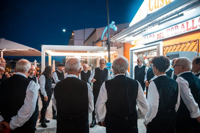 Bellissima serata in compagnia dei cori tradizionali. Lo spettacolo del coro Sos Astores di Golfo Aranci si esibirà ogni...