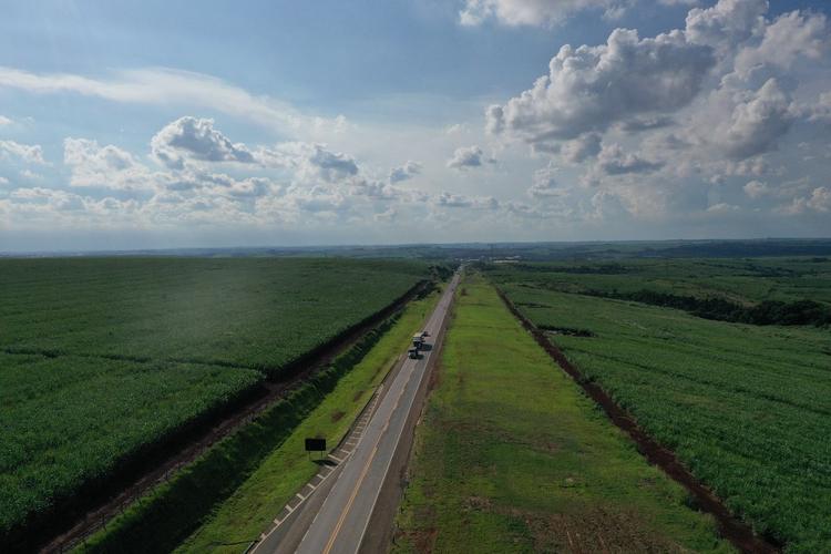 Carretas carregadas com pacotes de açúcar e bobinas batem na Rodovia do Açúcar em Rio das Pedras