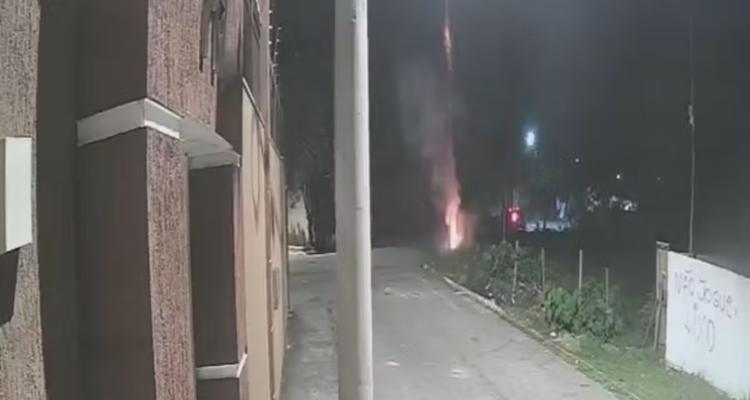 Vídeo mostra grupo acionando fogos de artifício durante a madrugada em rua de Cabo Frio