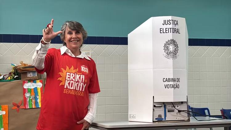 Eleições no DF: Erika Kokay (PT) vota na Asa Sul