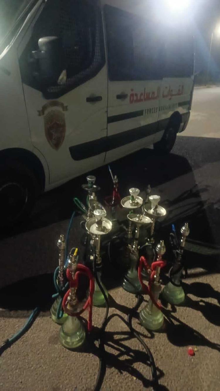 السلطات المحلية بالمسيرة تستهدف 3 مقاهٍ للشيشا وتحجز 35 نرجيلة