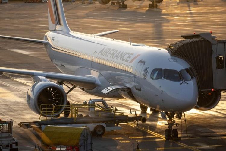 Est-ce la fin du cauchemar pour l’A220&nbsp;? Airbus enregistre une méga-commande, alors que ses avions déjà produits sont cloués au sol