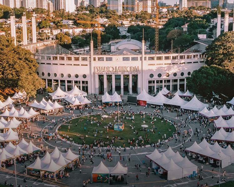 Feira do Livro no Pacaembu entra na reta final; veja destaques da programação até domingo