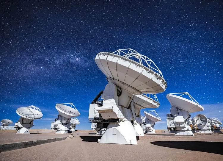 Verbergen sich Signale außerirdischer Zivilisationen in bislang kaum untersuchten Radiobereichen?