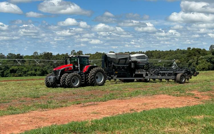 Trator de luxo tem banco ajustado ao peso, piloto automático e refrigerador: g1 testou