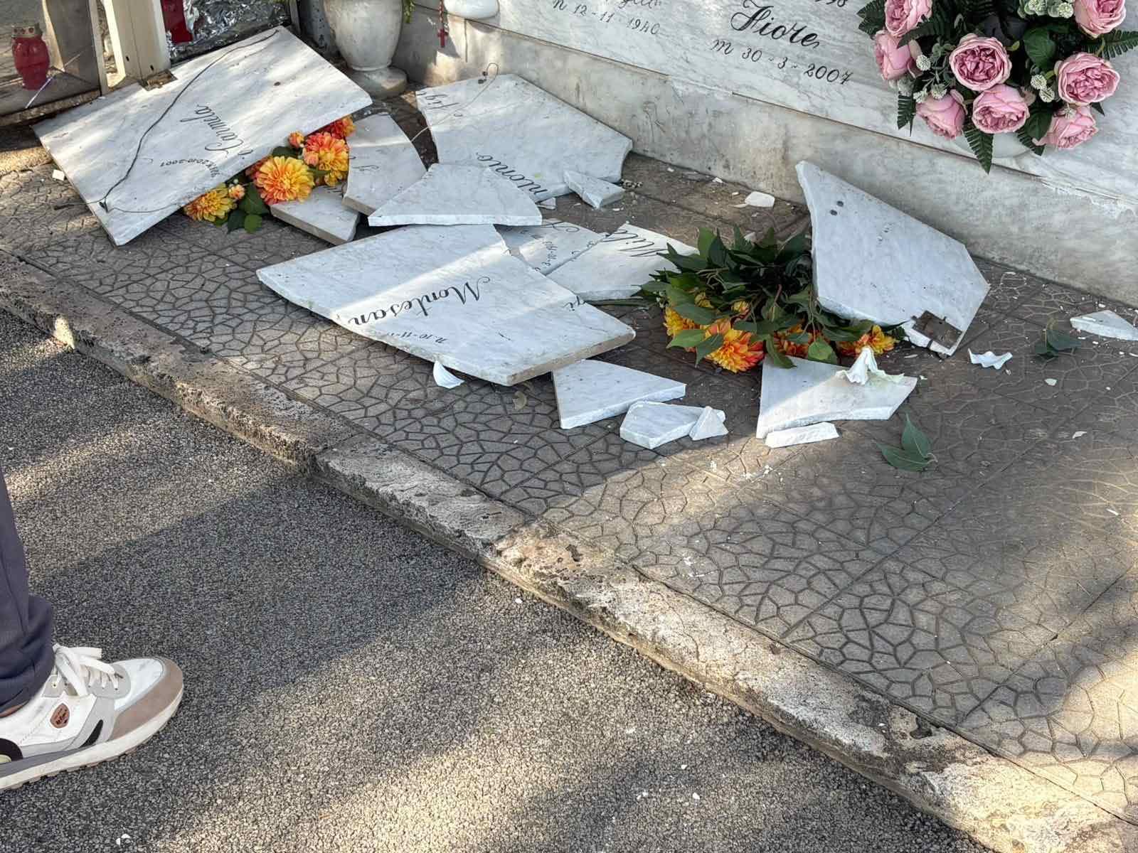 Aversa, loculo cade sulla testa di una donna al cimitero: trasportata in ospedale con trauma cranico