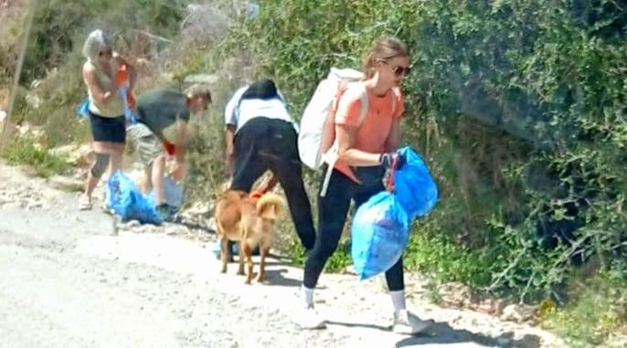 متطوعون أجانب يساهمون في تنظيف أزقة أنزا بأكادير