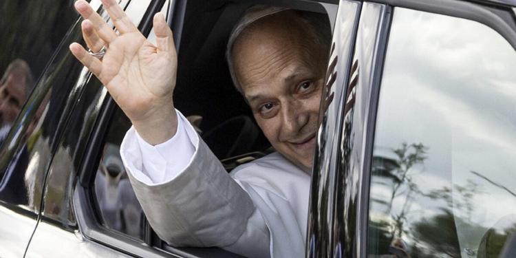 Papa Leone dimesso dal Gemelli dopo l’operazione al polmone: «Sto molto meglio»