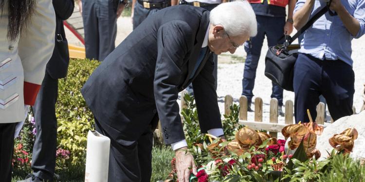 Amatrice ricorda le vittime del terremoto di dieci anni fa. Mattarella: "Risanamento subito"