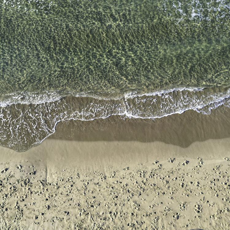 Su una spiaggia del Foggiano compare un'urna funebre