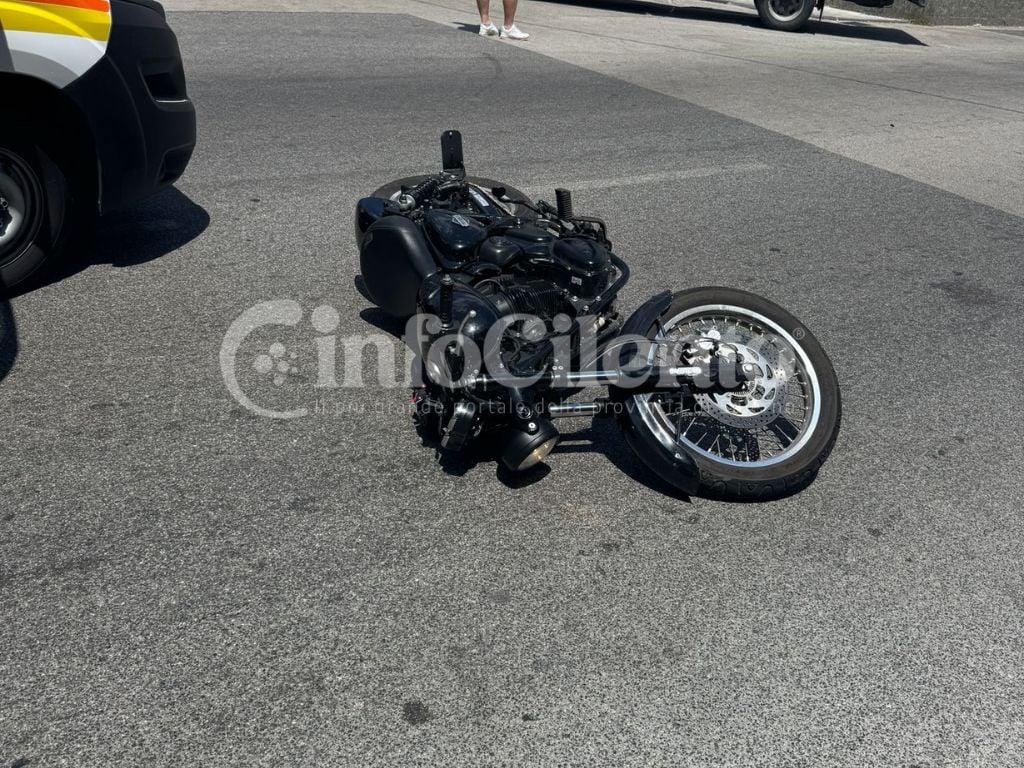 Incidente a Policastro Bussentino sulla statale 18: scontro tra auto e moto, ferito un giovane di Sapri