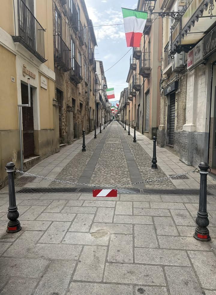 Buongiorno Polistena ⛅️ 🚧Lavori in progressione.🏗️ Proseguono i lavori di sistemazione delle vie centrali del centro s...
