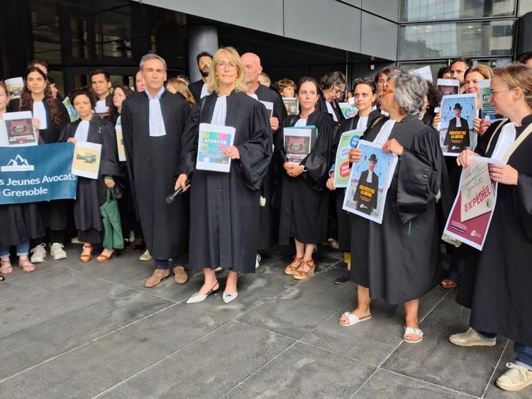 Grenoble : les avocats protestent contre le projet de loi S.U.R.E.