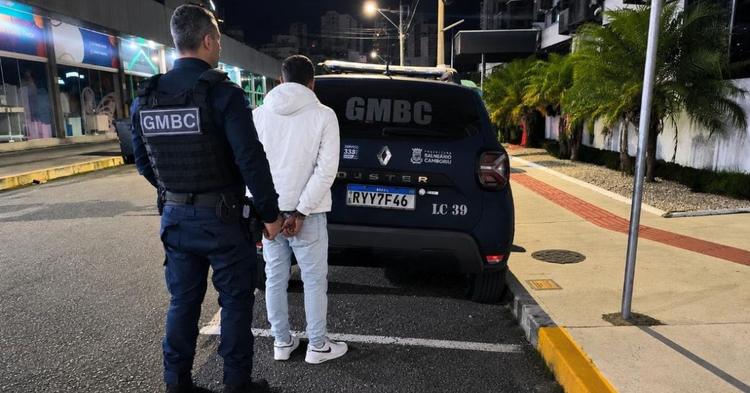 Mulher é atacada pelo companheiro com cadeira e socos e ameaçada com faca em BC