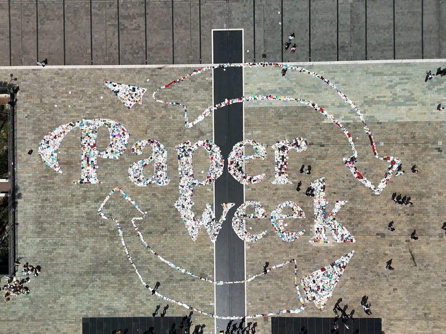 Salerno, Piazza della Libertà si colora di libri: il successo del flash mob “Paper Week”
