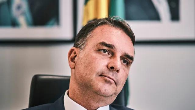 Flávio Bolsonaro diz que derrubada do veto foi presente de aniversário e honra injustiçados