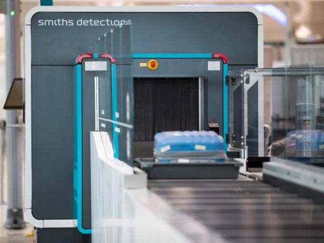 Aeroporti, nuovi scanner bagagli nel mirino Ue: «L’algoritmo anti-esplosivo non soddisfa i requisiti»