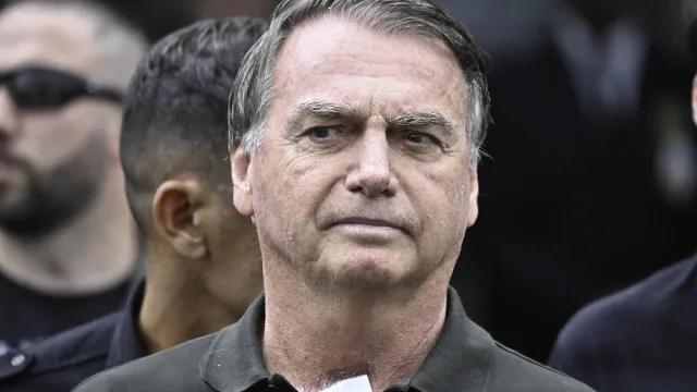 Bolsonaro passará por duas horas de preparação e três de cirurgia, diz Michelle Bolsonaro