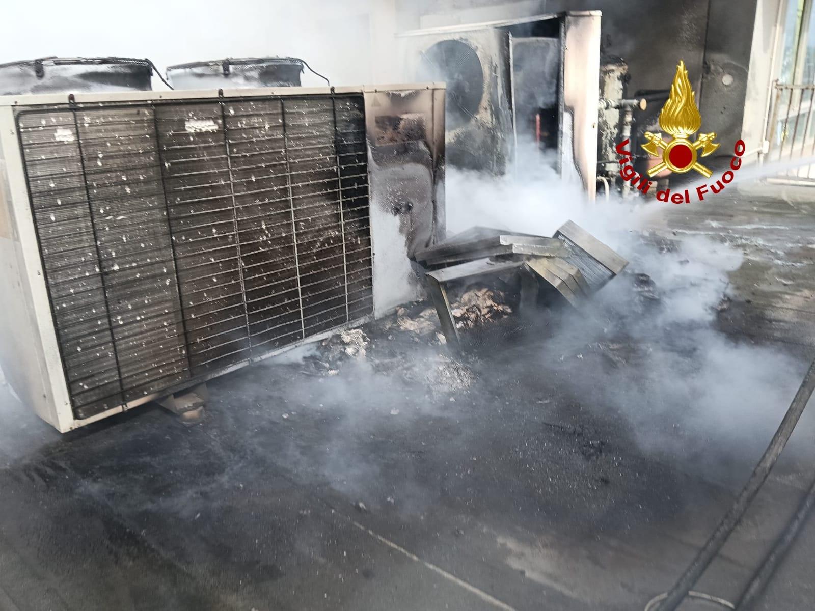 Incendio al Pronto soccorso dell’ospedale Ruggi di Salerno: «Danni limitati e nessuno stop alle attività»